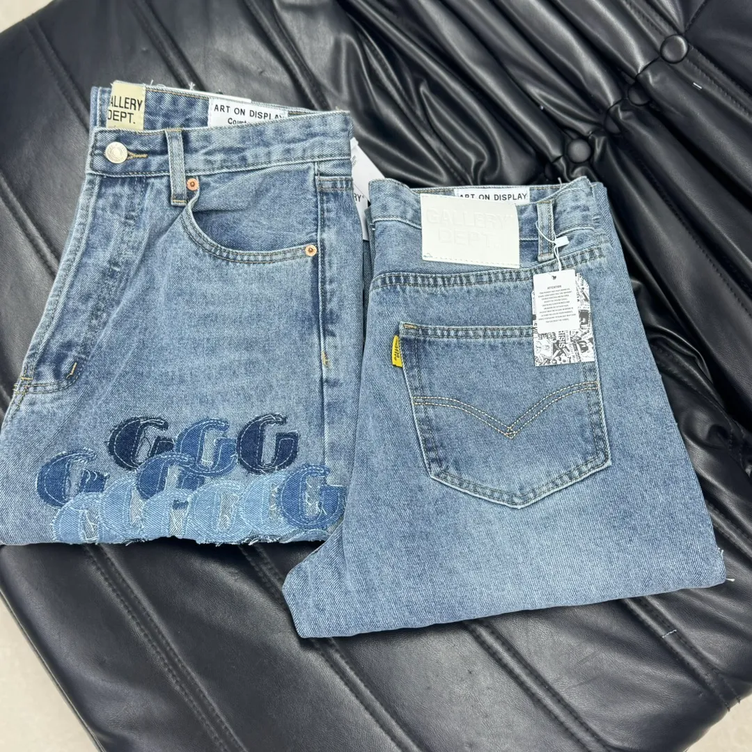 #8062 P286💰 GALLERY DEPT.G letter patch pudding 5001 denim washed and distressed spliced jeans -Original purchase and pattern making to truly restore the ultimate vintage texture -Original hardware accessories, washed and other elevators, QR code analysis are all purchased from the original factory, high degree of restoration, you are welcome to compare with a certain product ~ -Three-dimensional version Loose and comfortable, not picky about the figure, taller and slimmer, factory Seiko, original factory quality control, same style for men and women, can be matched with couples Versatile recommendation: must-have jeans for all seasons Color: blue Size: S-XXL (28-36)